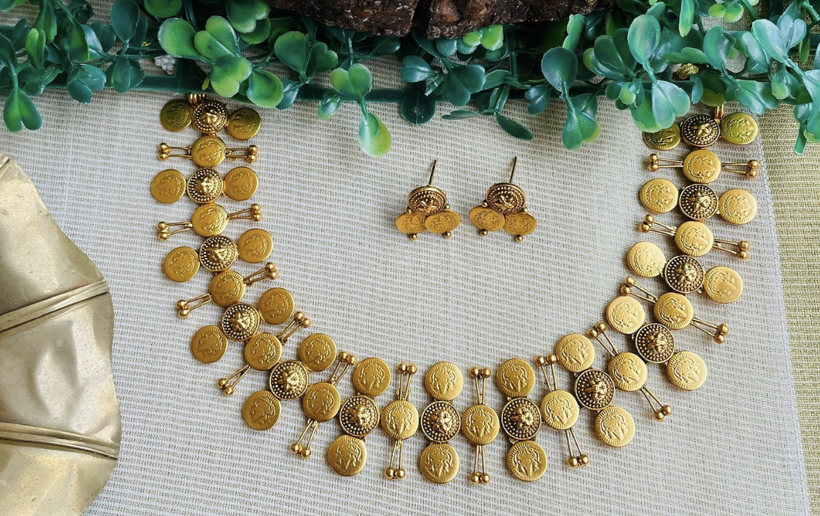Two step gold finish kaasu necklace
