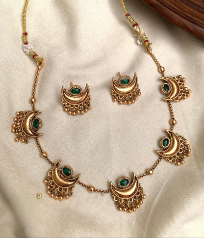 Premium kemp stone moon minimalist necklace