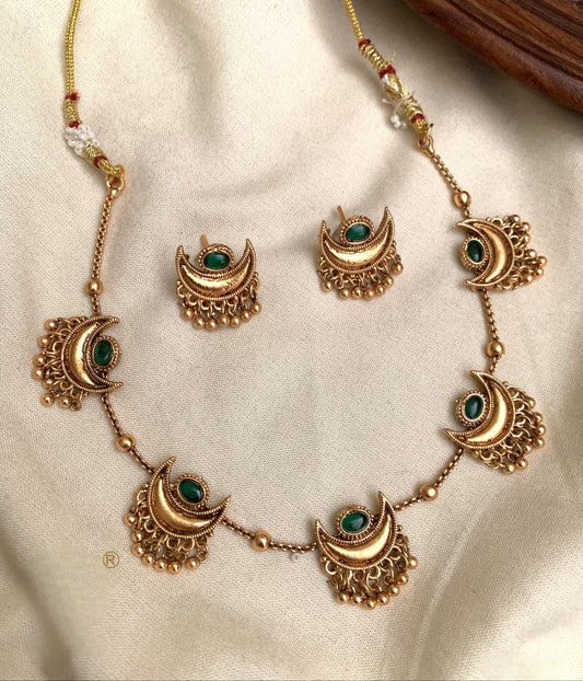 Premium kemp stone moon minimalist necklace